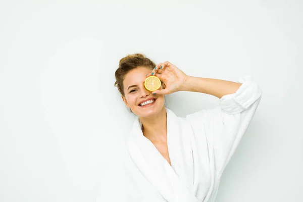 Mujer en toalla de baño blanca — Foto de Stock