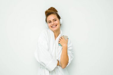 Beyaz banyo havlusu kadında müzik kulakları ile