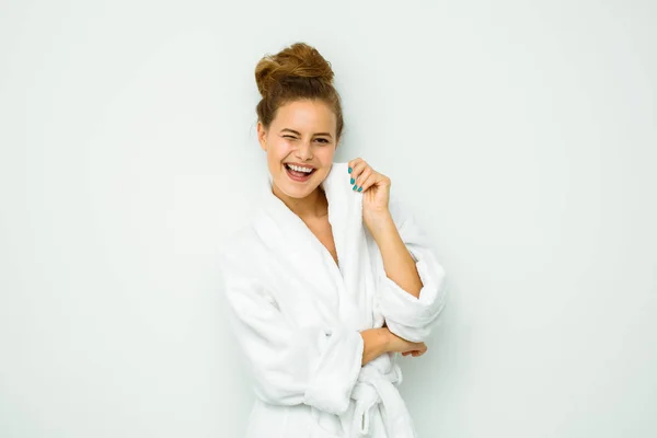 Frau in weißem Badetuch — Stockfoto