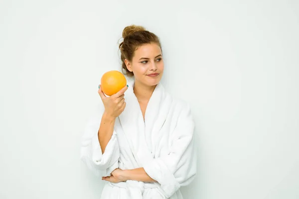 Žena v bílých osuška s velkým grapefruit — Stock fotografie