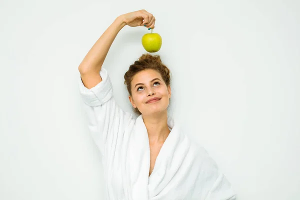 手でリンゴを保持して白いバスタオルの女性 — ストック写真