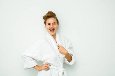 kadın beyaz banyo havlusu 