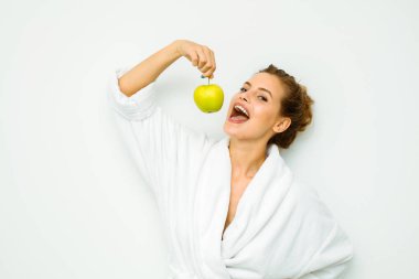 Beyaz banyo havlusu elma elinde tutan kadın