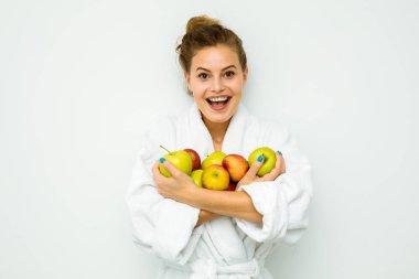 Beyaz banyo havlusu elma elinde tutan kadın