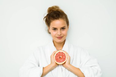 Beyaz banyo havlusu ile büyük bir greyfurt kadında