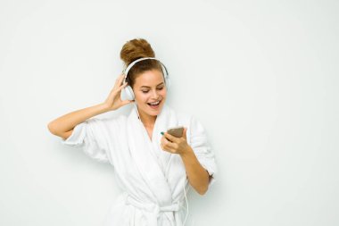 Beyaz banyo havlusu kadında müzik kulakları ile