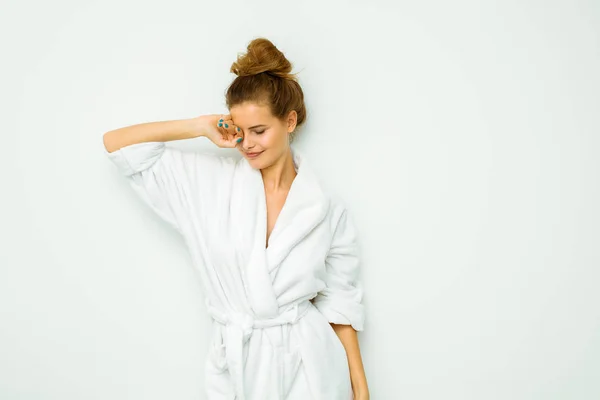 Kvinnan i vit badhandduk — Stockfoto