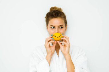 kadın beyaz banyo havlusu 