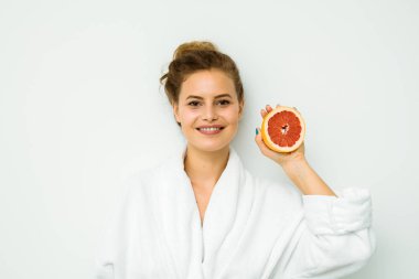 Beyaz banyo havlusu ile büyük bir greyfurt kadında