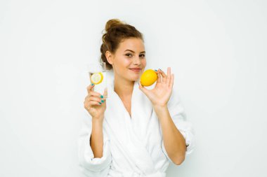 kadın beyaz banyo havlusu 