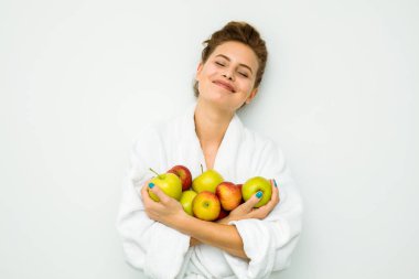 Beyaz banyo havlusu elma elinde tutan kadın