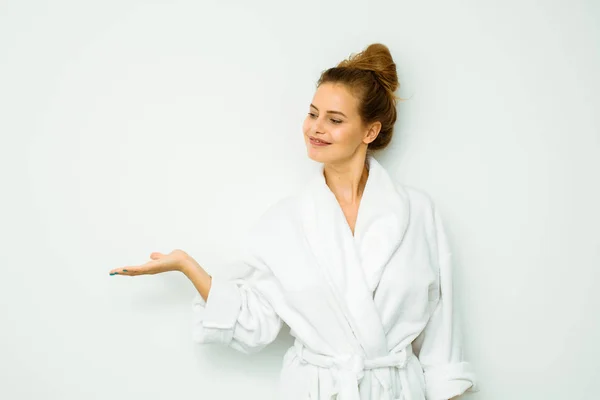 Femme en serviette de bain blanche — Photo