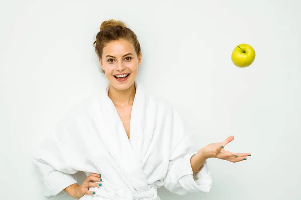 手でリンゴを保持して白いバスタオルの女性 — ストック写真