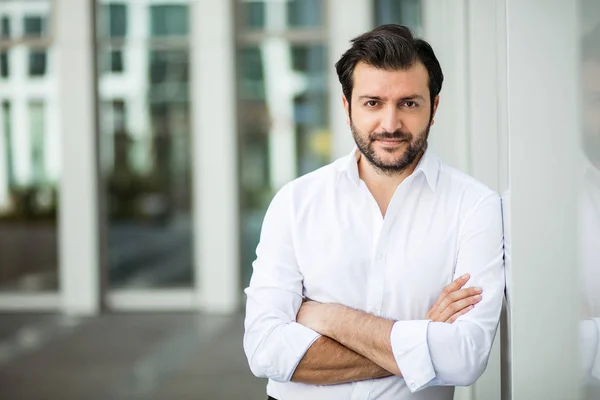 Erfolgreicher Mann Weißem Hemd Steht Neben Einem Bürogebäude Einer Kleinen — Stockfoto