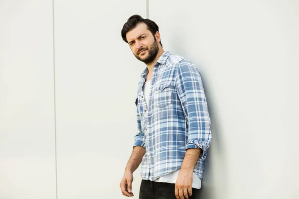 Chico Alegre Camisa Cuadrada Sobre Fondo Gris — Foto de Stock