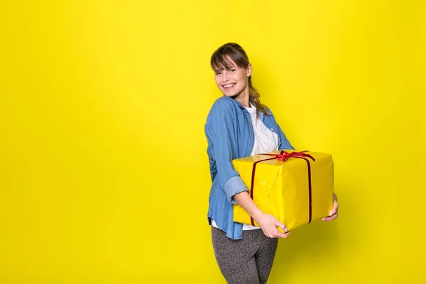 Mooie Jonge Vrouw Casual Gekleed Met Blauwe Spijkerbroek Shirt Houden — Stockfoto