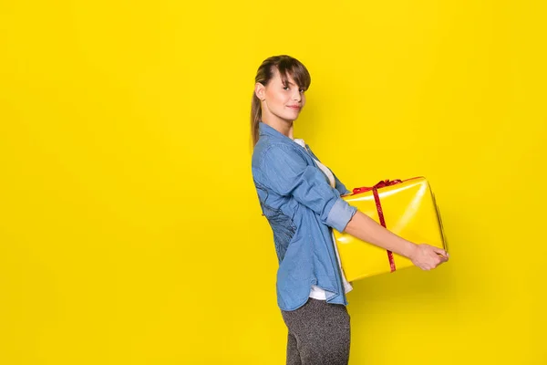 Mujer Joven Feliz Llevando Una Caja Regalo Amarilla —  Fotos de Stock