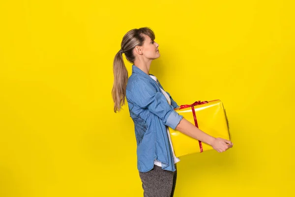 Jovem Feliz Carregando Uma Caixa Presente Amarelo — Fotografia de Stock