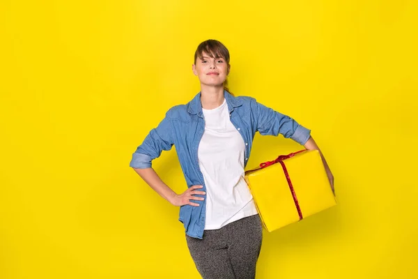 Mooie Jonge Vrouw Casual Gekleed Met Blauwe Spijkerbroek Shirt Houden — Stockfoto