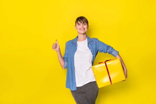 Vacker Ung Kvinna Casual Klädd Med Blå Jeans Skjorta Håller — Stockfoto