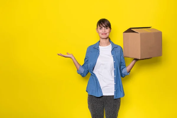 Pretty Woman Standing Yellow Background Moving Cardboard Box — Stock Photo, Image