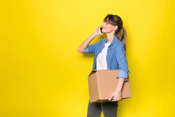 Pretty Woman Standing Yellow Background Moving Cardboard Box Using Her — Stock Photo, Image