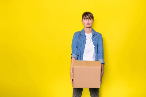 Pretty Woman Standing Yellow Background Moving Cardboard Box — Stock Photo, Image