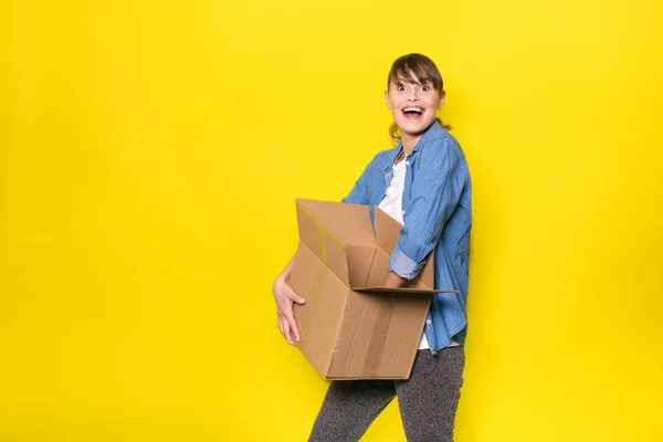 Mutlu Kadın Bir Karton Kutu Sarı Zemin Üzerine Yeni Şeyler — Stok fotoğraf