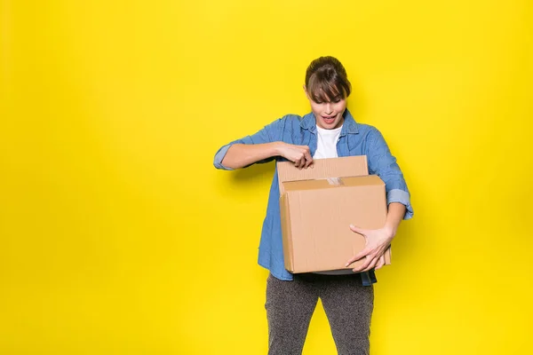 Mutlu Kadın Bir Karton Kutu Sarı Zemin Üzerine Yeni Şeyler — Stok fotoğraf
