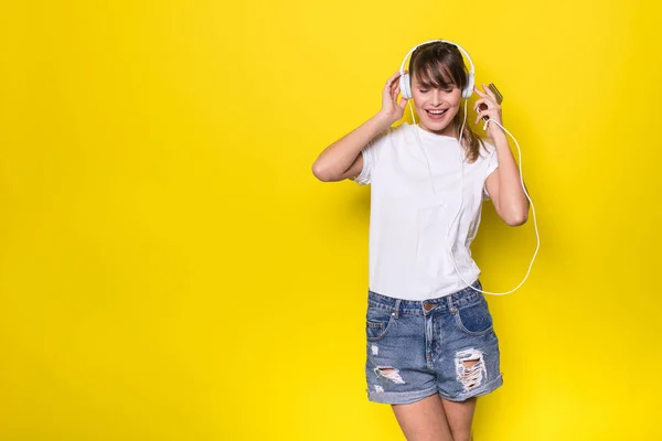 Jonge Mooie Vrouw Luisteren Muziek Met Witte Koptelefoon Geïsoleerde Gele — Stockfoto