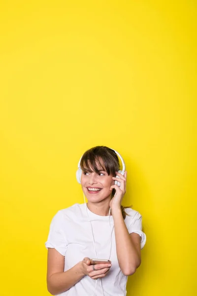 Mujer Joven Hermosa Escuchando Música Con Auriculares Blancos Aislado Sobre — Foto de Stock