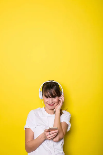 Mujer Joven Hermosa Escuchando Música Con Auriculares Blancos Aislado Sobre — Foto de Stock