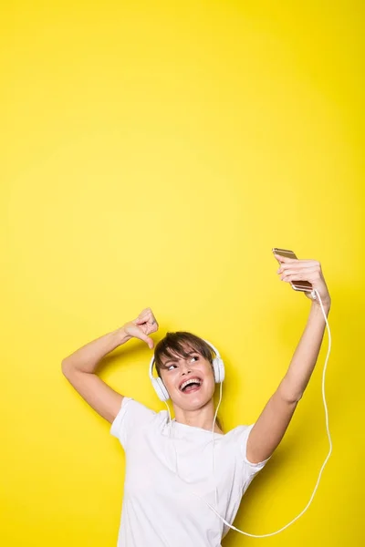 Mujer Joven Hermosa Escuchando Música Con Auriculares Blancos Aislado Sobre — Foto de Stock