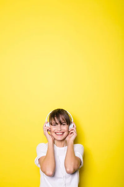 Ung Och Vacker Kvinna Lyssnar Musik Med Vita Hörlurar Isolerade — Stockfoto