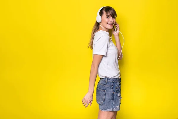 Mujer Joven Hermosa Escuchando Música Con Auriculares Blancos Aislado Sobre — Foto de Stock