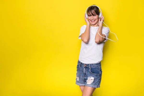 Mujer Joven Hermosa Escuchando Música Con Auriculares Blancos Aislado Sobre — Foto de Stock