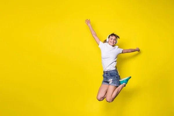 Mujer Joven Feliz Escuchando Música Saltando Con Una Gran Sonrisa —  Fotos de Stock
