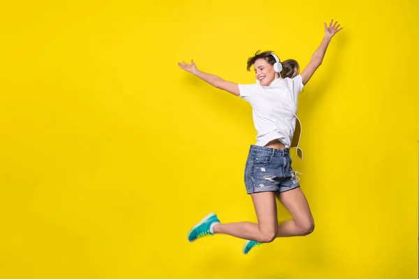 Mujer Joven Feliz Escuchando Música Saltando Con Una Gran Sonrisa —  Fotos de Stock