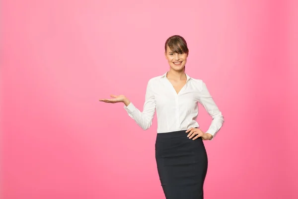 Mooie Jonge Zakenvrouw Office Outfit Staande Roze Achtergrond — Stockfoto