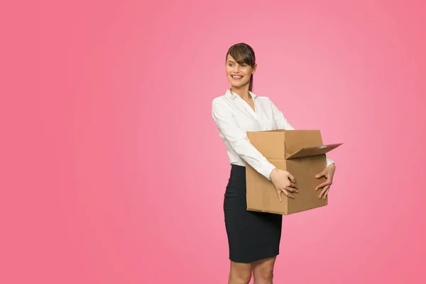 彼女の仕事を辞職し 段ボール箱で彼女のものを運ぶオフィス服装の美しい若い実業家 — ストック写真