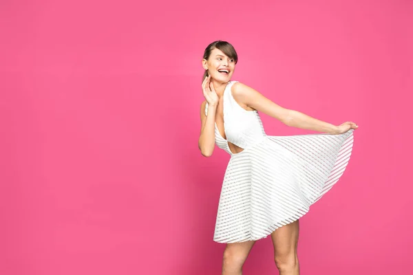 Jovem Bonita Mulher Posando Sorrindo Vestido Verão Branco Fundo Rosa — Fotografia de Stock