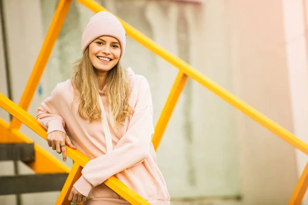 Cool jonge vrouw in roze hoodie — Stockfoto