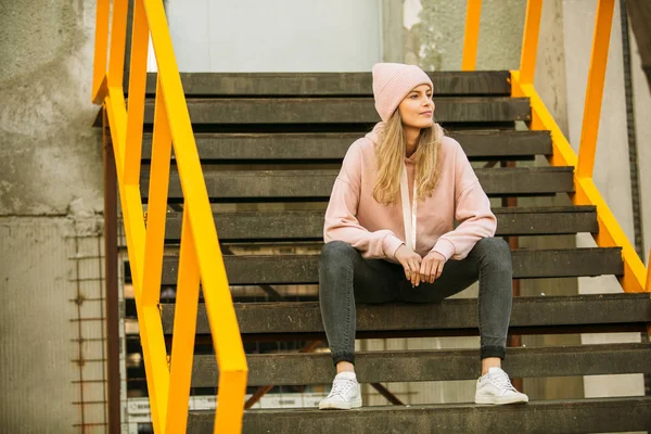 Cool jonge vrouw in roze hoodie — Stockfoto