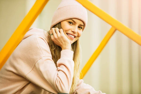 Fresco joven mujer en rosa sudadera con capucha — Foto de Stock