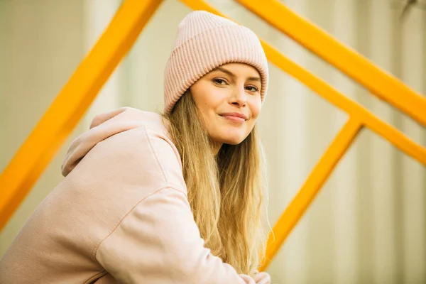 Cool jonge vrouw in roze hoodie — Stockfoto