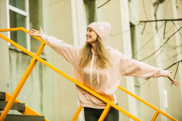 Fresco joven mujer en rosa sudadera con capucha —  Fotos de Stock