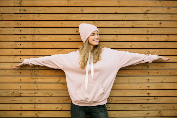 Rózsaszín kapucnis fa háttér-cool fiatal nő — Stock Fotó