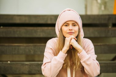 pembe kapşonlu güzel genç kadın