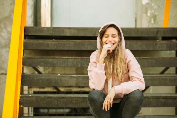 Fresco joven mujer en rosa sudadera con capucha — Foto de Stock