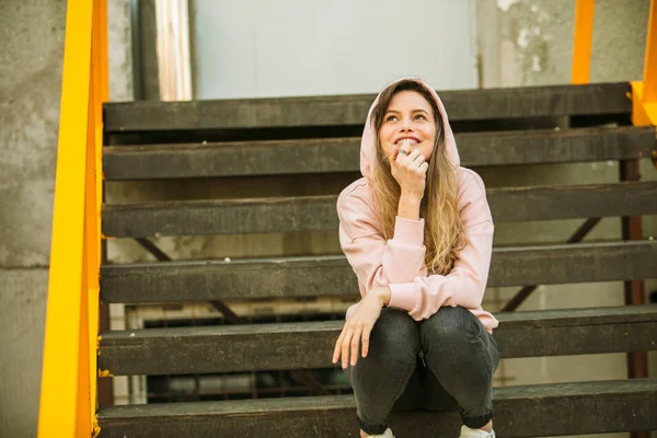 Pembe kapşonlu güzel genç kadın — Stok fotoğraf